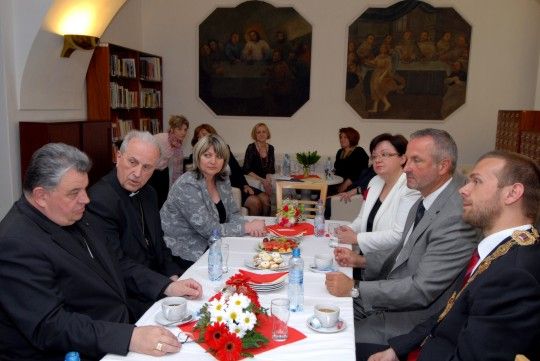 Primátor Baxa a náměstkyně Herinková se sešli s Mons. Dominikem Dukou. Poté zahájili výstavu o životě a době kardinála Berana „Milovat dobro a odporovat zlu“ ve Smetanových sadech.