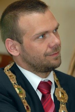 Primátor Baxa a náměstkyně Herinková se sešli s Mons. Dominikem Dukou. Poté zahájili výstavu o životě a době kardinála Berana „Milovat dobro a odporovat zlu“ ve Smetanových sadech.