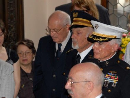 Pietní akt u pamětních desek na schodišti plzeňské radnice