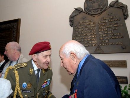 Pietní akt u pamětních desek na schodišti plzeňské radnice