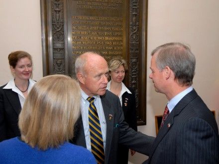 Pietní akt u pamětních desek na schodišti plzeňské radnice