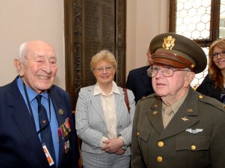 Pietní akt u pamětních desek na schodišti plzeňské radnice