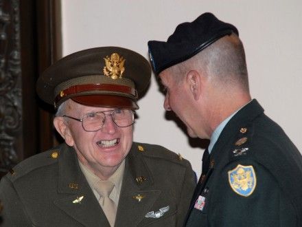 Pietní akt u pamětních desek na schodišti plzeňské radnice