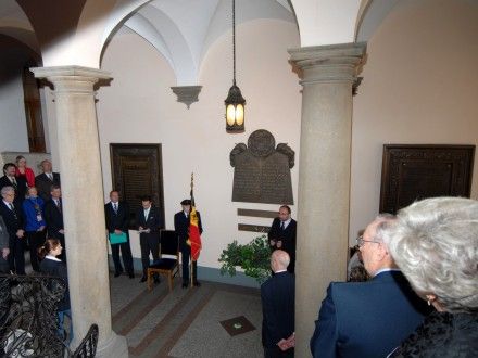 Pietní akt u pamětních desek na schodišti plzeňské radnice