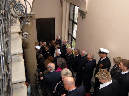 Pietní akt u pamětních desek na schodišti plzeňské radnice