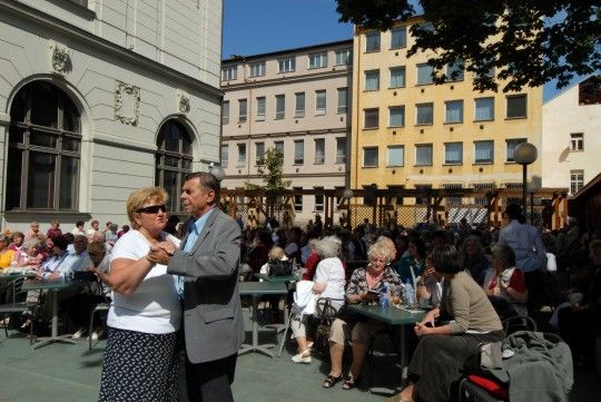 Senioři baví seniory... a nejen je