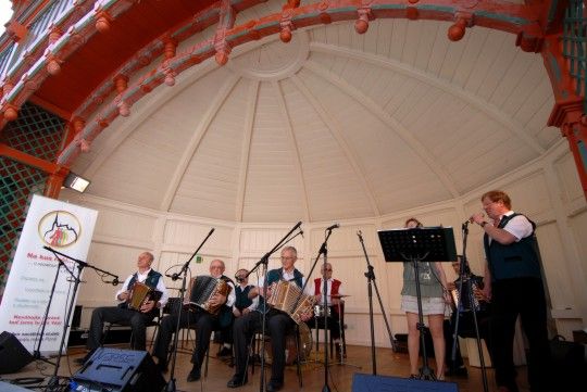 Příjemně a radostně se bavili plzeňští senioři celý sobotní den ve venkovních prostorách a v Malém sále Měšťanské besedy. Konal se tady druhý ročník akce s názvem Senioři baví seniory... a nejen je pořádaný odborem sociálních služeb plzeňského magistrátu. V programu vystoupilo celkem 125 účinkujících seniorů. Přehlídku aktivit doprovázelo nejen slunečné počasí, ale především skvělá atmosféra zúčastněných.

Krátce do Měšťanské besedy zavítal i primátor Martin Baxa. Vyjádřil obdiv nad schopností seniorů bavit se s takovou dávkou energie v jejich věku.