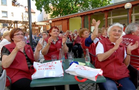Příjemně a radostně se bavili plzeňští senioři celý sobotní den ve venkovních prostorách a v Malém sále Měšťanské besedy. Konal se tady druhý ročník akce s názvem Senioři baví seniory... a nejen je pořádaný odborem sociálních služeb plzeňského magistrátu. V programu vystoupilo celkem 125 účinkujících seniorů. Přehlídku aktivit doprovázelo nejen slunečné počasí, ale především skvělá atmosféra zúčastněných.

Krátce do Měšťanské besedy zavítal i primátor Martin Baxa. Vyjádřil obdiv nad schopností seniorů bavit se s takovou dávkou energie v jejich věku.
