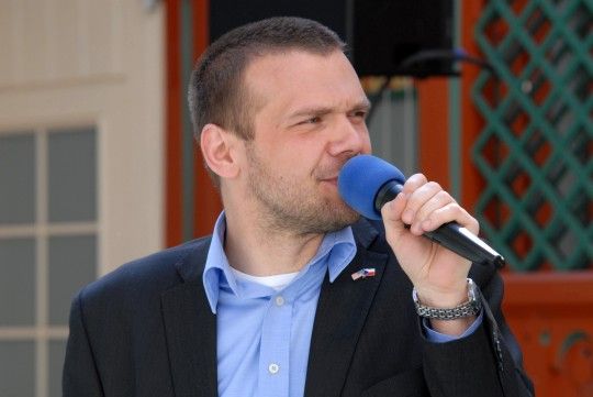 Příjemně a radostně se bavili plzeňští senioři celý sobotní den ve venkovních prostorách a v Malém sále Měšťanské besedy. Konal se tady druhý ročník akce s názvem Senioři baví seniory... a nejen je pořádaný odborem sociálních služeb plzeňského magistrátu. V programu vystoupilo celkem 125 účinkujících seniorů. Přehlídku aktivit doprovázelo nejen slunečné počasí, ale především skvělá atmosféra zúčastněných.

Krátce do Měšťanské besedy zavítal i primátor Martin Baxa. Vyjádřil obdiv nad schopností seniorů bavit se s takovou dávkou energie v jejich věku.