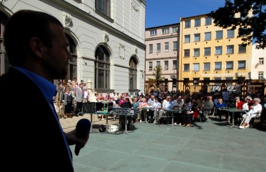 Příjemně a radostně se bavili plzeňští senioři celý sobotní den ve venkovních prostorách a v Malém sále Měšťanské besedy. Konal se tady druhý ročník akce s názvem Senioři baví seniory... a nejen je pořádaný odborem sociálních služeb plzeňského magistrátu. V programu vystoupilo celkem 125 účinkujících seniorů. Přehlídku aktivit doprovázelo nejen slunečné počasí, ale především skvělá atmosféra zúčastněných.

Krátce do Měšťanské besedy zavítal i primátor Martin Baxa. Vyjádřil obdiv nad schopností seniorů bavit se s takovou dávkou energie v jejich věku.