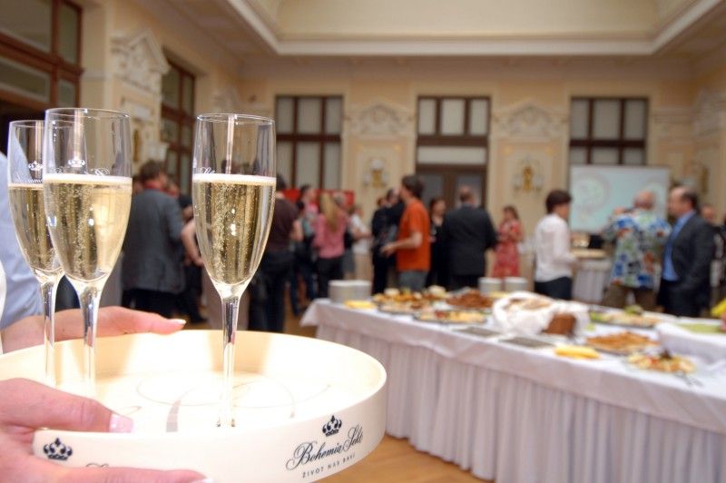 Rada ministrů kultury Evropské unie dnes (19.5.2011) odpoledne potvrdila Plzni titul Evropské hlavní město kultury 2015!

Realizační tým a jeho spolupracovníky, kteří se podíleli na získání titulu Evropské hlavní město kultury 2015, ale i členy rady a zastupitelstva pozval na dnešní odpoledne, kdy evropští ministři kultury projednávali schválení titulu pro Plzeň, primátor Martin Baxa.

V Měšťanské besedě si tak všichni Bohemia Sektem připili na potvrzení titulu a rozkrojili dort se symbolem kandidatury a již oprávněným zněním: Plzeň – Evropské hlavní město kultury 2015. Předtím sám primátor Martin Baxa za bouřlivého potlesku přeškrtl  na propagačním banneru slovo „kandidát“.

„Titul Evropské hlavní město kultury je dnes v Evropě považováno za vysoce prestižní záležitost. Záleží jen na nás, jak této příležitosti využijeme ve prospěch Plzně a jejích občanů. Čekají nás roky usilovné a trpělivé práce na postupné proměně města v město moderní, inovativní, kreativní, vzdělané, otevřené a přátelské,“ uvedl ve 