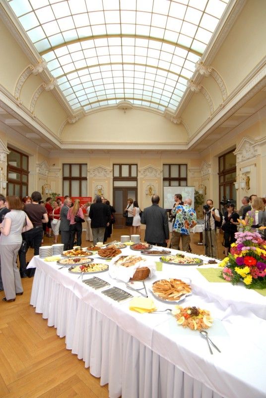 Rada ministrů kultury Evropské unie dnes (19.5.2011) odpoledne potvrdila Plzni titul Evropské hlavní město kultury 2015!

Realizační tým a jeho spolupracovníky, kteří se podíleli na získání titulu Evropské hlavní město kultury 2015, ale i členy rady a zastupitelstva pozval na dnešní odpoledne, kdy evropští ministři kultury projednávali schválení titulu pro Plzeň, primátor Martin Baxa.

V Měšťanské besedě si tak všichni Bohemia Sektem připili na potvrzení titulu a rozkrojili dort se symbolem kandidatury a již oprávněným zněním: Plzeň – Evropské hlavní město kultury 2015. Předtím sám primátor Martin Baxa za bouřlivého potlesku přeškrtl  na propagačním banneru slovo „kandidát“.

„Titul Evropské hlavní město kultury je dnes v Evropě považováno za vysoce prestižní záležitost. Záleží jen na nás, jak této příležitosti využijeme ve prospěch Plzně a jejích občanů. Čekají nás roky usilovné a trpělivé práce na postupné proměně města v město moderní, inovativní, kreativní, vzdělané, otevřené a přátelské,“ uvedl ve 