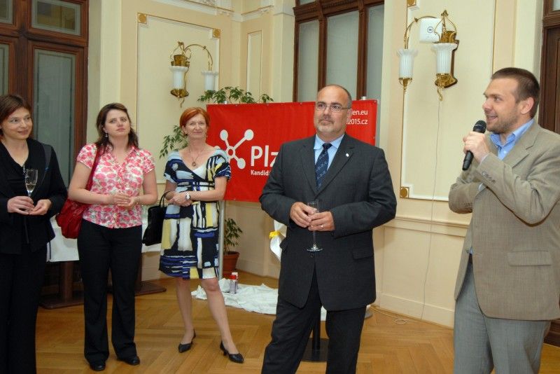 Rada ministrů kultury Evropské unie dnes (19.5.2011) odpoledne potvrdila Plzni titul Evropské hlavní město kultury 2015!

Realizační tým a jeho spolupracovníky, kteří se podíleli na získání titulu Evropské hlavní město kultury 2015, ale i členy rady a zastupitelstva pozval na dnešní odpoledne, kdy evropští ministři kultury projednávali schválení titulu pro Plzeň, primátor Martin Baxa.

V Měšťanské besedě si tak všichni Bohemia Sektem připili na potvrzení titulu a rozkrojili dort se symbolem kandidatury a již oprávněným zněním: Plzeň – Evropské hlavní město kultury 2015. Předtím sám primátor Martin Baxa za bouřlivého potlesku přeškrtl  na propagačním banneru slovo „kandidát“.

„Titul Evropské hlavní město kultury je dnes v Evropě považováno za vysoce prestižní záležitost. Záleží jen na nás, jak této příležitosti využijeme ve prospěch Plzně a jejích občanů. Čekají nás roky usilovné a trpělivé práce na postupné proměně města v město moderní, inovativní, kreativní, vzdělané, otevřené a přátelské,“ uvedl ve 