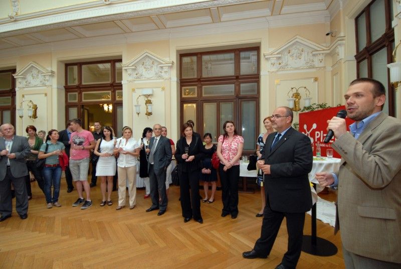 Rada ministrů kultury Evropské unie dnes (19.5.2011) odpoledne potvrdila Plzni titul Evropské hlavní město kultury 2015!

Realizační tým a jeho spolupracovníky, kteří se podíleli na získání titulu Evropské hlavní město kultury 2015, ale i členy rady a zastupitelstva pozval na dnešní odpoledne, kdy evropští ministři kultury projednávali schválení titulu pro Plzeň, primátor Martin Baxa.

V Měšťanské besedě si tak všichni Bohemia Sektem připili na potvrzení titulu a rozkrojili dort se symbolem kandidatury a již oprávněným zněním: Plzeň – Evropské hlavní město kultury 2015. Předtím sám primátor Martin Baxa za bouřlivého potlesku přeškrtl  na propagačním banneru slovo „kandidát“.

„Titul Evropské hlavní město kultury je dnes v Evropě považováno za vysoce prestižní záležitost. Záleží jen na nás, jak této příležitosti využijeme ve prospěch Plzně a jejích občanů. Čekají nás roky usilovné a trpělivé práce na postupné proměně města v město moderní, inovativní, kreativní, vzdělané, otevřené a přátelské,“ uvedl ve 