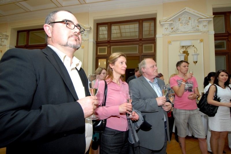 Rada ministrů kultury Evropské unie dnes (19.5.2011) odpoledne potvrdila Plzni titul Evropské hlavní město kultury 2015!

Realizační tým a jeho spolupracovníky, kteří se podíleli na získání titulu Evropské hlavní město kultury 2015, ale i členy rady a zastupitelstva pozval na dnešní odpoledne, kdy evropští ministři kultury projednávali schválení titulu pro Plzeň, primátor Martin Baxa.

V Měšťanské besedě si tak všichni Bohemia Sektem připili na potvrzení titulu a rozkrojili dort se symbolem kandidatury a již oprávněným zněním: Plzeň – Evropské hlavní město kultury 2015. Předtím sám primátor Martin Baxa za bouřlivého potlesku přeškrtl  na propagačním banneru slovo „kandidát“.

„Titul Evropské hlavní město kultury je dnes v Evropě považováno za vysoce prestižní záležitost. Záleží jen na nás, jak této příležitosti využijeme ve prospěch Plzně a jejích občanů. Čekají nás roky usilovné a trpělivé práce na postupné proměně města v město moderní, inovativní, kreativní, vzdělané, otevřené a přátelské,“ uvedl ve 