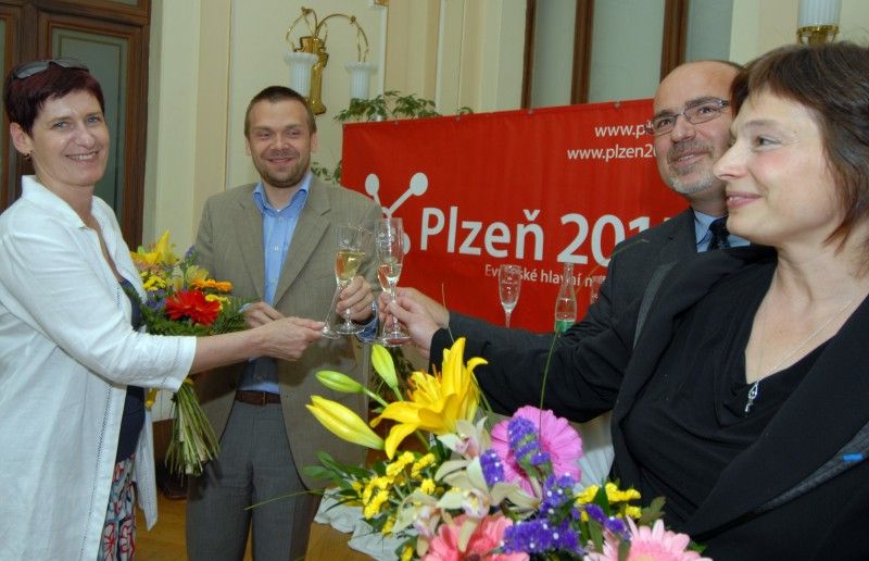 Rada ministrů kultury Evropské unie dnes (19.5.2011) odpoledne potvrdila Plzni titul Evropské hlavní město kultury 2015!

Realizační tým a jeho spolupracovníky, kteří se podíleli na získání titulu Evropské hlavní město kultury 2015, ale i členy rady a zastupitelstva pozval na dnešní odpoledne, kdy evropští ministři kultury projednávali schválení titulu pro Plzeň, primátor Martin Baxa.

V Měšťanské besedě si tak všichni Bohemia Sektem připili na potvrzení titulu a rozkrojili dort se symbolem kandidatury a již oprávněným zněním: Plzeň – Evropské hlavní město kultury 2015. Předtím sám primátor Martin Baxa za bouřlivého potlesku přeškrtl  na propagačním banneru slovo „kandidát“.

„Titul Evropské hlavní město kultury je dnes v Evropě považováno za vysoce prestižní záležitost. Záleží jen na nás, jak této příležitosti využijeme ve prospěch Plzně a jejích občanů. Čekají nás roky usilovné a trpělivé práce na postupné proměně města v město moderní, inovativní, kreativní, vzdělané, otevřené a přátelské,“ uvedl ve 