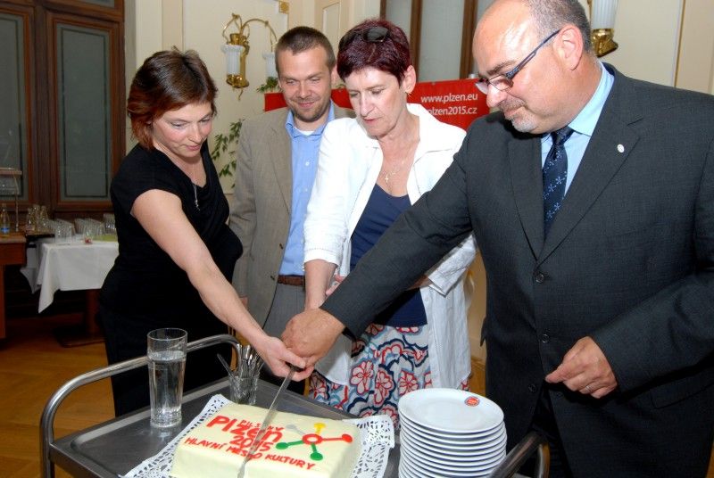 Rada ministrů kultury Evropské unie dnes (19.5.2011) odpoledne potvrdila Plzni titul Evropské hlavní město kultury 2015!

Realizační tým a jeho spolupracovníky, kteří se podíleli na získání titulu Evropské hlavní město kultury 2015, ale i členy rady a zastupitelstva pozval na dnešní odpoledne, kdy evropští ministři kultury projednávali schválení titulu pro Plzeň, primátor Martin Baxa.

V Měšťanské besedě si tak všichni Bohemia Sektem připili na potvrzení titulu a rozkrojili dort se symbolem kandidatury a již oprávněným zněním: Plzeň – Evropské hlavní město kultury 2015. Předtím sám primátor Martin Baxa za bouřlivého potlesku přeškrtl  na propagačním banneru slovo „kandidát“.

„Titul Evropské hlavní město kultury je dnes v Evropě považováno za vysoce prestižní záležitost. Záleží jen na nás, jak této příležitosti využijeme ve prospěch Plzně a jejích občanů. Čekají nás roky usilovné a trpělivé práce na postupné proměně města v město moderní, inovativní, kreativní, vzdělané, otevřené a přátelské,“ uvedl ve 