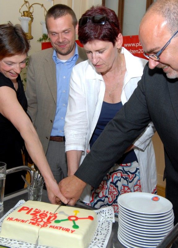 Rada ministrů kultury Evropské unie dnes (19.5.2011) odpoledne potvrdila Plzni titul Evropské hlavní město kultury 2015!

Realizační tým a jeho spolupracovníky, kteří se podíleli na získání titulu Evropské hlavní město kultury 2015, ale i členy rady a zastupitelstva pozval na dnešní odpoledne, kdy evropští ministři kultury projednávali schválení titulu pro Plzeň, primátor Martin Baxa.

V Měšťanské besedě si tak všichni Bohemia Sektem připili na potvrzení titulu a rozkrojili dort se symbolem kandidatury a již oprávněným zněním: Plzeň – Evropské hlavní město kultury 2015. Předtím sám primátor Martin Baxa za bouřlivého potlesku přeškrtl  na propagačním banneru slovo „kandidát“.

„Titul Evropské hlavní město kultury je dnes v Evropě považováno za vysoce prestižní záležitost. Záleží jen na nás, jak této příležitosti využijeme ve prospěch Plzně a jejích občanů. Čekají nás roky usilovné a trpělivé práce na postupné proměně města v město moderní, inovativní, kreativní, vzdělané, otevřené a přátelské,“ uvedl ve 