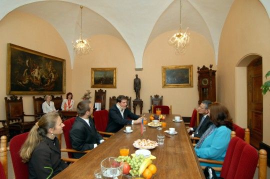 S konkrétním návrhem uspořádat soutěž pro studenty gymnázia zaměřenou na Peru přijela (20.5.2011) na setkání s plzeňským primátorem Martinem Baxou velvyslankyně Peruánské republiky María Susana Landaveri Porturas. „Plzeň je pro nás důležitým městem. Peru se snaží rozšiřovat vazby s Českou republikou nejen v oblasti investiční a obchodní, ale snaží se posilovat dlouhodobé vztahy na komunální úrovni také v kultuře a ve školství. Plzeň je pro nás příležitost a možností, jak spolupracovat, je mnoho i vzhledem k získání titulu Evropské hlavní město kultury 2015,“ uvedla velvyslankyně.

Soutěž, kterou chce peruánské velvyslanectví podpořit, by měla být podle velvyslankyně dobře načasovaná, zkoordinovaná s učebním plánem školy a především tématicky zajímavá.

Setkání se také zúčastnil Aleš Janoušek, člen městského zastupitelstva, který je občanským povoláním učitel španělštiny na plzeňském Gymnáziu Luďka Piky.