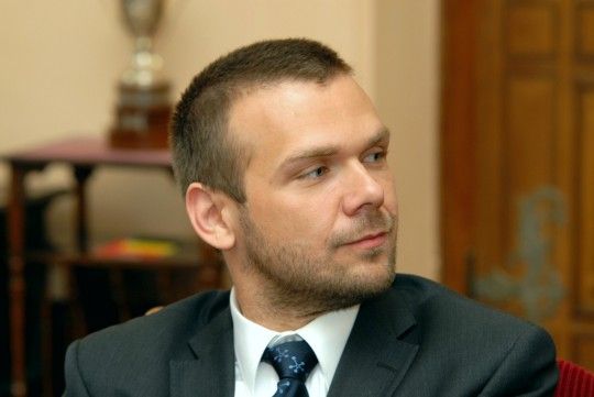 S konkrétním návrhem uspořádat soutěž pro studenty gymnázia zaměřenou na Peru přijela (20.5.2011) na setkání s plzeňským primátorem Martinem Baxou velvyslankyně Peruánské republiky María Susana Landaveri Porturas. „Plzeň je pro nás důležitým městem. Peru se snaží rozšiřovat vazby s Českou republikou nejen v oblasti investiční a obchodní, ale snaží se posilovat dlouhodobé vztahy na komunální úrovni také v kultuře a ve školství. Plzeň je pro nás příležitost a možností, jak spolupracovat, je mnoho i vzhledem k získání titulu Evropské hlavní město kultury 2015,“ uvedla velvyslankyně.

Soutěž, kterou chce peruánské velvyslanectví podpořit, by měla být podle velvyslankyně dobře načasovaná, zkoordinovaná s učebním plánem školy a především tématicky zajímavá.

Setkání se také zúčastnil Aleš Janoušek, člen městského zastupitelstva, který je občanským povoláním učitel španělštiny na plzeňském Gymnáziu Luďka Piky.