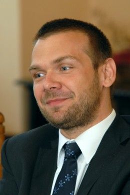 S konkrétním návrhem uspořádat soutěž pro studenty gymnázia zaměřenou na Peru přijela (20.5.2011) na setkání s plzeňským primátorem Martinem Baxou velvyslankyně Peruánské republiky María Susana Landaveri Porturas. „Plzeň je pro nás důležitým městem. Peru se snaží rozšiřovat vazby s Českou republikou nejen v oblasti investiční a obchodní, ale snaží se posilovat dlouhodobé vztahy na komunální úrovni také v kultuře a ve školství. Plzeň je pro nás příležitost a možností, jak spolupracovat, je mnoho i vzhledem k získání titulu Evropské hlavní město kultury 2015,“ uvedla velvyslankyně.

Soutěž, kterou chce peruánské velvyslanectví podpořit, by měla být podle velvyslankyně dobře načasovaná, zkoordinovaná s učebním plánem školy a především tématicky zajímavá.

Setkání se také zúčastnil Aleš Janoušek, člen městského zastupitelstva, který je občanským povoláním učitel španělštiny na plzeňském Gymnáziu Luďka Piky.