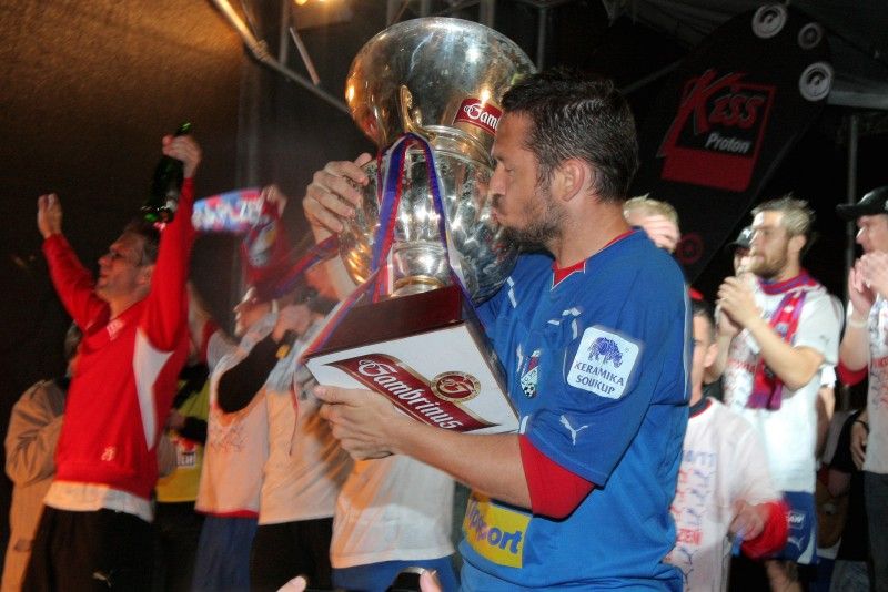 Poprvé ve stoleté historii klubu se fotbalisté Viktorie Plzeň stali vítězi domácí fotbalové ligy. O mistrovském titulu rozhodl nedělní zápas s ostravským Baníkem, nad kterým plzeňská Viktorka zvítězila 3:1. Sledovalo jej na stadionu ve Štruncových sadech na osm tisíc fanoušků, další tisíce prožívali atmosféru utkání prostřednictvím obří obrazovky na náměstí Republiky. Tady se také po vítězství Viktorky nad Baníkem slavilo celou noc.