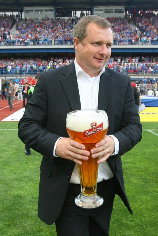 Poprvé ve stoleté historii klubu se fotbalisté Viktorie Plzeň stali vítězi domácí fotbalové ligy. O mistrovském titulu rozhodl nedělní zápas s ostravským Baníkem, nad kterým plzeňská Viktorka zvítězila 3:1. Sledovalo jej na stadionu ve Štruncových sadech na osm tisíc fanoušků, další tisíce prožívali atmosféru utkání prostřednictvím obří obrazovky na náměstí Republiky. Tady se také po vítězství Viktorky nad Baníkem slavilo celou noc.