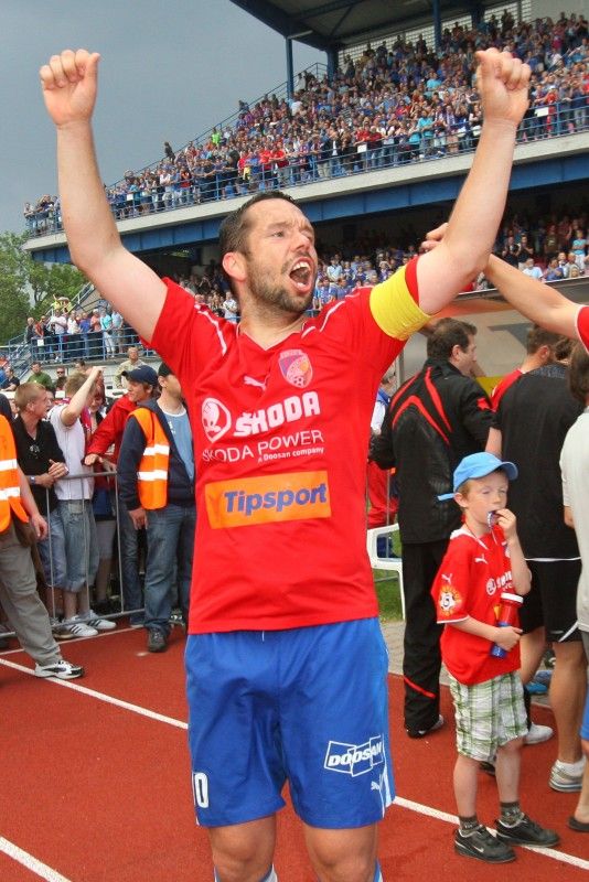 Poprvé ve stoleté historii klubu se fotbalisté Viktorie Plzeň stali vítězi domácí fotbalové ligy. O mistrovském titulu rozhodl nedělní zápas s ostravským Baníkem, nad kterým plzeňská Viktorka zvítězila 3:1. Sledovalo jej na stadionu ve Štruncových sadech na osm tisíc fanoušků, další tisíce prožívali atmosféru utkání prostřednictvím obří obrazovky na náměstí Republiky. Tady se také po vítězství Viktorky nad Baníkem slavilo celou noc.