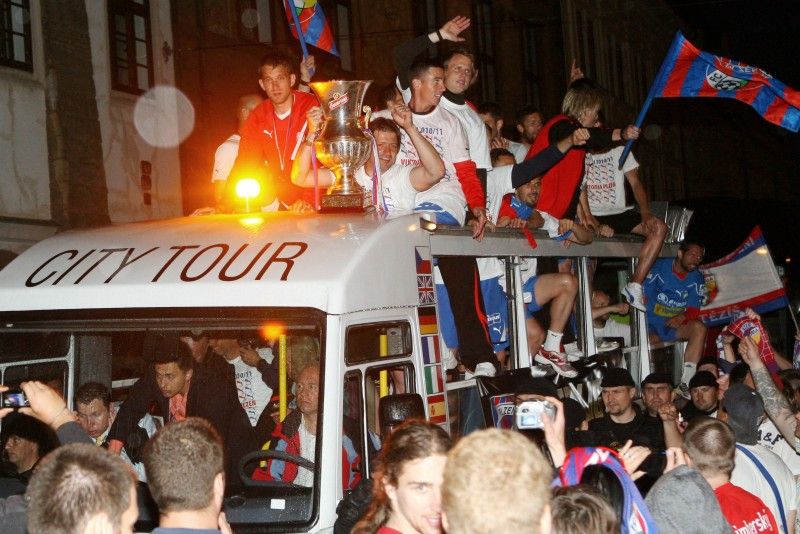 Poprvé ve stoleté historii klubu se fotbalisté Viktorie Plzeň stali vítězi domácí fotbalové ligy. O mistrovském titulu rozhodl nedělní zápas s ostravským Baníkem, nad kterým plzeňská Viktorka zvítězila 3:1. Sledovalo jej na stadionu ve Štruncových sadech na osm tisíc fanoušků, další tisíce prožívali atmosféru utkání prostřednictvím obří obrazovky na náměstí Republiky. Tady se také po vítězství Viktorky nad Baníkem slavilo celou noc.