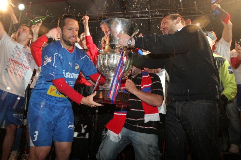 Kapitán týmu Pavel Horváth s primátorem města Plzně Martinem Baxou