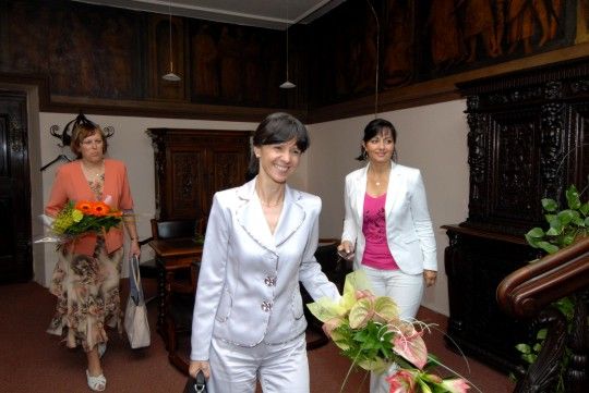 Již 5. ročník mezinárodní studentské konference „Olympiáda techniky Plzeň 2011“ se koná v těchto dnech v Plzni. Je spojená se soutěžní přehlídkou prací studentů v oboru technická výchova. Zahraniční hosty z Polska, Slovinska, Slovenska a zástupce Západočeské univerzity v čele s rektorkou Ilonou Maritzovou přijal dnes (24.5.2011) dopoledne primátor Martin Baxa společně s radní pro školství, mládež, sport a životní prostředí Irenou Rottovou.
„Vzdělávání je pro naše město důležité a vítáme jakékoliv iniciativy, zvláště v technických oborech. Zvyšují zájem dětí a studentů,“ uvedl při setkání primátor.
Následně byla konference v obřadní síni plzeňské radnice slavnostně zahájena.