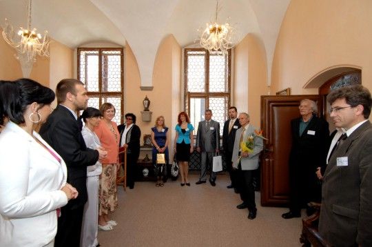 Již 5. ročník mezinárodní studentské konference „Olympiáda techniky Plzeň 2011“ se koná v těchto dnech v Plzni. Je spojená se soutěžní přehlídkou prací studentů v oboru technická výchova. Zahraniční hosty z Polska, Slovinska, Slovenska a zástupce Západočeské univerzity v čele s rektorkou Ilonou Maritzovou přijal dnes (24.5.2011) dopoledne primátor Martin Baxa společně s radní pro školství, mládež, sport a životní prostředí Irenou Rottovou.
„Vzdělávání je pro naše město důležité a vítáme jakékoliv iniciativy, zvláště v technických oborech. Zvyšují zájem dětí a studentů,“ uvedl při setkání primátor.
Následně byla konference v obřadní síni plzeňské radnice slavnostně zahájena.