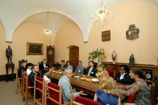 Již 5. ročník mezinárodní studentské konference „Olympiáda techniky Plzeň 2011“ se koná v těchto dnech v Plzni. Je spojená se soutěžní přehlídkou prací studentů v oboru technická výchova. Zahraniční hosty z Polska, Slovinska, Slovenska a zástupce Západočeské univerzity v čele s rektorkou Ilonou Maritzovou přijal dnes (24.5.2011) dopoledne primátor Martin Baxa společně s radní pro školství, mládež, sport a životní prostředí Irenou Rottovou.
„Vzdělávání je pro naše město důležité a vítáme jakékoliv iniciativy, zvláště v technických oborech. Zvyšují zájem dětí a studentů,“ uvedl při setkání primátor.
Následně byla konference v obřadní síni plzeňské radnice slavnostně zahájena.