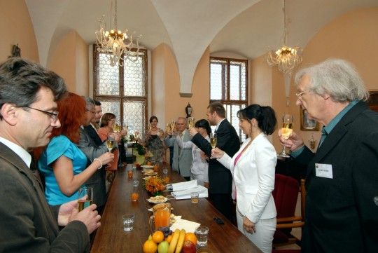 Již 5. ročník mezinárodní studentské konference „Olympiáda techniky Plzeň 2011“ se koná v těchto dnech v Plzni. Je spojená se soutěžní přehlídkou prací studentů v oboru technická výchova. Zahraniční hosty z Polska, Slovinska, Slovenska a zástupce Západočeské univerzity v čele s rektorkou Ilonou Maritzovou přijal dnes (24.5.2011) dopoledne primátor Martin Baxa společně s radní pro školství, mládež, sport a životní prostředí Irenou Rottovou.
„Vzdělávání je pro naše město důležité a vítáme jakékoliv iniciativy, zvláště v technických oborech. Zvyšují zájem dětí a studentů,“ uvedl při setkání primátor.
Následně byla konference v obřadní síni plzeňské radnice slavnostně zahájena.
