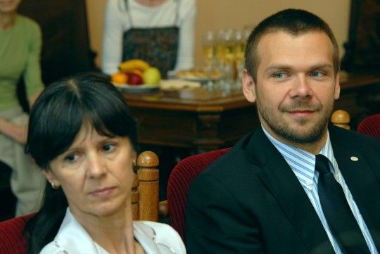 Již 5. ročník mezinárodní studentské konference „Olympiáda techniky Plzeň 2011“ se koná v těchto dnech v Plzni. Je spojená se soutěžní přehlídkou prací studentů v oboru technická výchova. Zahraniční hosty z Polska, Slovinska, Slovenska a zástupce Západočeské univerzity v čele s rektorkou Ilonou Maritzovou přijal dnes (24.5.2011) dopoledne primátor Martin Baxa společně s radní pro školství, mládež, sport a životní prostředí Irenou Rottovou.
„Vzdělávání je pro naše město důležité a vítáme jakékoliv iniciativy, zvláště v technických oborech. Zvyšují zájem dětí a studentů,“ uvedl při setkání primátor.
Následně byla konference v obřadní síni plzeňské radnice slavnostně zahájena.