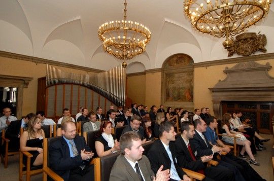 Již 5. ročník mezinárodní studentské konference „Olympiáda techniky Plzeň 2011“ se koná v těchto dnech v Plzni. Je spojená se soutěžní přehlídkou prací studentů v oboru technická výchova. Zahraniční hosty z Polska, Slovinska, Slovenska a zástupce Západočeské univerzity v čele s rektorkou Ilonou Maritzovou přijal dnes (24.5.2011) dopoledne primátor Martin Baxa společně s radní pro školství, mládež, sport a životní prostředí Irenou Rottovou.
„Vzdělávání je pro naše město důležité a vítáme jakékoliv iniciativy, zvláště v technických oborech. Zvyšují zájem dětí a studentů,“ uvedl při setkání primátor.
Následně byla konference v obřadní síni plzeňské radnice slavnostně zahájena.