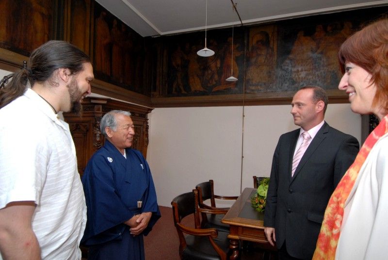 Kopie samurajské výstroje ze 16. století nejvíce zaujala při návštěvě radnice (25.5.2011) japonského učitele bojových umění Kinji Nakagawu. Do Plzně přijel na pozvání plzeňského klubu karate Nagai – Michi. Před prohlídkou vzácného exponátu, kterým Plzeň obdarovalo japonské partnerské město Takasaki, se Kinji Nakagawu sešel s městským radním Robertem Houdkem.

Mistr Kinji Nakagawa, odborník na japonské meče žije v Kumamotu na jihu Japonska a mottem jeho školy je „nuku soku za“, což znamená tasení a rychlý sek. V posledních letech pořádá semináře svého stylu v rámci Evropy, obzvláště v Británii a Francii. Do České republiky jezdí již několik let.