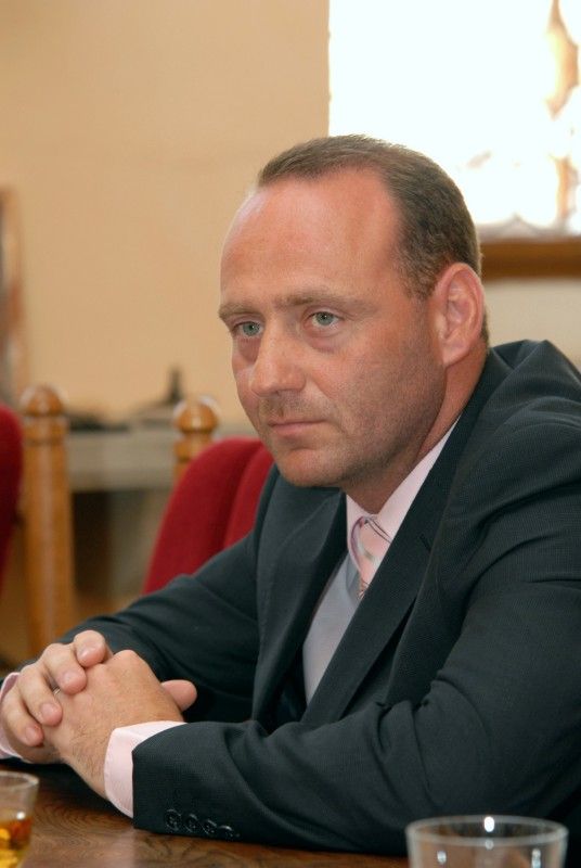 Kopie samurajské výstroje ze 16. století nejvíce zaujala při návštěvě radnice (25.5.2011) japonského učitele bojových umění Kinji Nakagawu. Do Plzně přijel na pozvání plzeňského klubu karate Nagai – Michi. Před prohlídkou vzácného exponátu, kterým Plzeň obdarovalo japonské partnerské město Takasaki, se Kinji Nakagawu sešel s městským radním Robertem Houdkem.

Mistr Kinji Nakagawa, odborník na japonské meče žije v Kumamotu na jihu Japonska a mottem jeho školy je „nuku soku za“, což znamená tasení a rychlý sek. V posledních letech pořádá semináře svého stylu v rámci Evropy, obzvláště v Británii a Francii. Do České republiky jezdí již několik let.