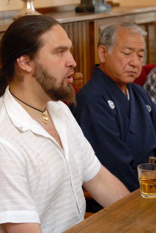 Kopie samurajské výstroje ze 16. století nejvíce zaujala při návštěvě radnice (25.5.2011) japonského učitele bojových umění Kinji Nakagawu. Do Plzně přijel na pozvání plzeňského klubu karate Nagai – Michi. Před prohlídkou vzácného exponátu, kterým Plzeň obdarovalo japonské partnerské město Takasaki, se Kinji Nakagawu sešel s městským radním Robertem Houdkem.

Mistr Kinji Nakagawa, odborník na japonské meče žije v Kumamotu na jihu Japonska a mottem jeho školy je „nuku soku za“, což znamená tasení a rychlý sek. V posledních letech pořádá semináře svého stylu v rámci Evropy, obzvláště v Británii a Francii. Do České republiky jezdí již několik let.