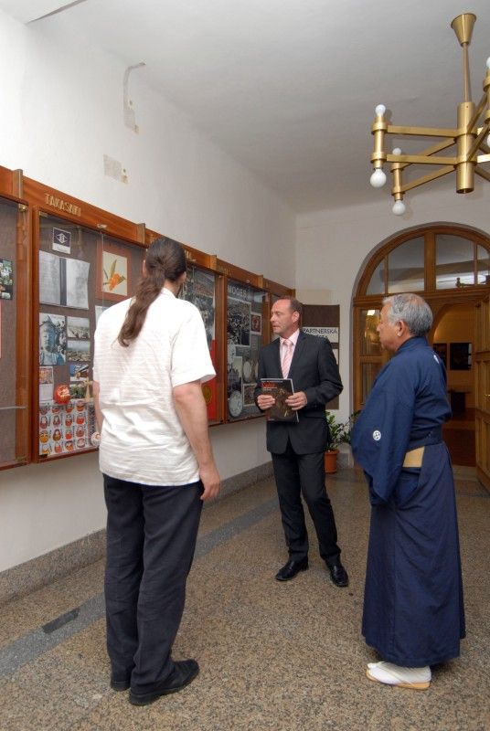 Kopie samurajské výstroje ze 16. století nejvíce zaujala při návštěvě radnice (25.5.2011) japonského učitele bojových umění Kinji Nakagawu. Do Plzně přijel na pozvání plzeňského klubu karate Nagai – Michi. Před prohlídkou vzácného exponátu, kterým Plzeň obdarovalo japonské partnerské město Takasaki, se Kinji Nakagawu sešel s městským radním Robertem Houdkem.

Mistr Kinji Nakagawa, odborník na japonské meče žije v Kumamotu na jihu Japonska a mottem jeho školy je „nuku soku za“, což znamená tasení a rychlý sek. V posledních letech pořádá semináře svého stylu v rámci Evropy, obzvláště v Británii a Francii. Do České republiky jezdí již několik let.