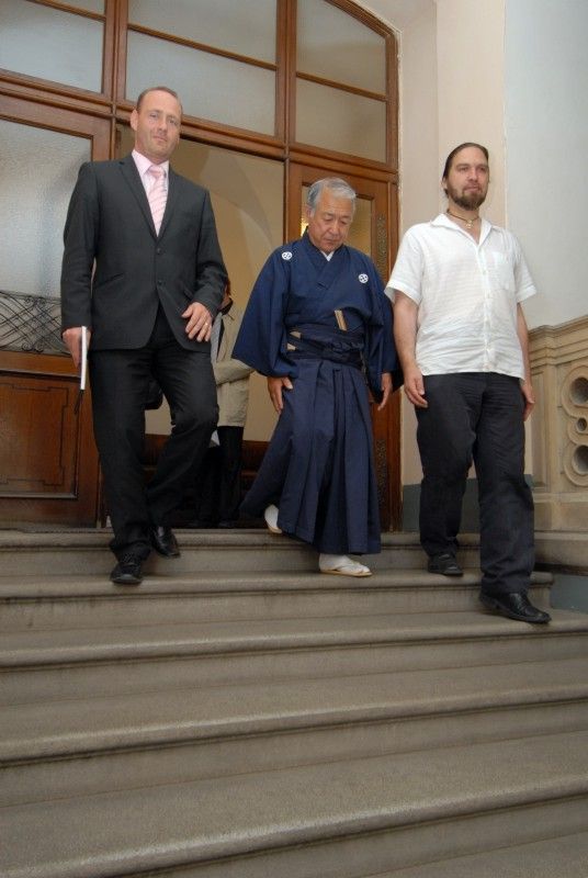 Kopie samurajské výstroje ze 16. století nejvíce zaujala při návštěvě radnice (25.5.2011) japonského učitele bojových umění Kinji Nakagawu. Do Plzně přijel na pozvání plzeňského klubu karate Nagai – Michi. Před prohlídkou vzácného exponátu, kterým Plzeň obdarovalo japonské partnerské město Takasaki, se Kinji Nakagawu sešel s městským radním Robertem Houdkem.

Mistr Kinji Nakagawa, odborník na japonské meče žije v Kumamotu na jihu Japonska a mottem jeho školy je „nuku soku za“, což znamená tasení a rychlý sek. V posledních letech pořádá semináře svého stylu v rámci Evropy, obzvláště v Británii a Francii. Do České republiky jezdí již několik let.