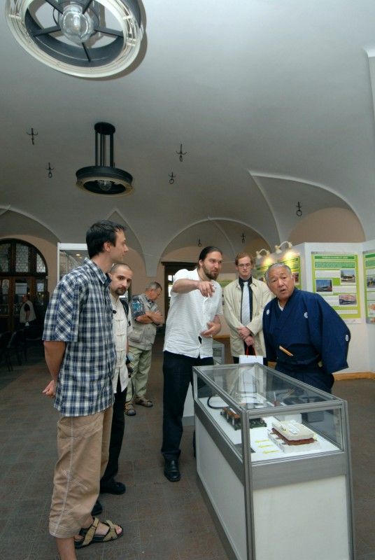 Kopie samurajské výstroje ze 16. století nejvíce zaujala při návštěvě radnice (25.5.2011) japonského učitele bojových umění Kinji Nakagawu. Do Plzně přijel na pozvání plzeňského klubu karate Nagai – Michi. Před prohlídkou vzácného exponátu, kterým Plzeň obdarovalo japonské partnerské město Takasaki, se Kinji Nakagawu sešel s městským radním Robertem Houdkem.

Mistr Kinji Nakagawa, odborník na japonské meče žije v Kumamotu na jihu Japonska a mottem jeho školy je „nuku soku za“, což znamená tasení a rychlý sek. V posledních letech pořádá semináře svého stylu v rámci Evropy, obzvláště v Británii a Francii. Do České republiky jezdí již několik let.