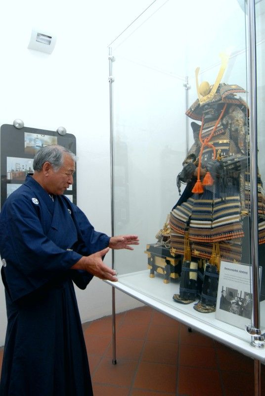 Kopie samurajské výstroje ze 16. století nejvíce zaujala při návštěvě radnice (25.5.2011) japonského učitele bojových umění Kinji Nakagawu. Do Plzně přijel na pozvání plzeňského klubu karate Nagai – Michi. Před prohlídkou vzácného exponátu, kterým Plzeň obdarovalo japonské partnerské město Takasaki, se Kinji Nakagawu sešel s městským radním Robertem Houdkem.

Mistr Kinji Nakagawa, odborník na japonské meče žije v Kumamotu na jihu Japonska a mottem jeho školy je „nuku soku za“, což znamená tasení a rychlý sek. V posledních letech pořádá semináře svého stylu v rámci Evropy, obzvláště v Británii a Francii. Do České republiky jezdí již několik let.