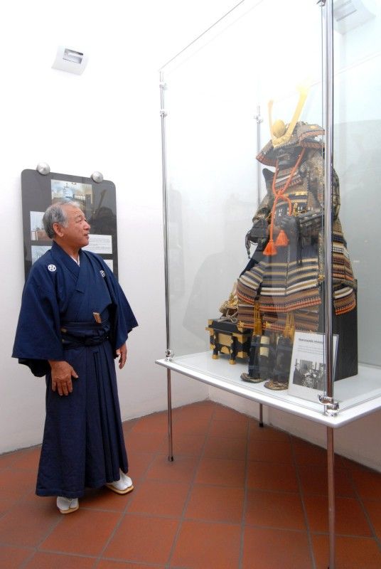 Kopie samurajské výstroje ze 16. století nejvíce zaujala při návštěvě radnice (25.5.2011) japonského učitele bojových umění Kinji Nakagawu. Do Plzně přijel na pozvání plzeňského klubu karate Nagai – Michi. Před prohlídkou vzácného exponátu, kterým Plzeň obdarovalo japonské partnerské město Takasaki, se Kinji Nakagawu sešel s městským radním Robertem Houdkem.

Mistr Kinji Nakagawa, odborník na japonské meče žije v Kumamotu na jihu Japonska a mottem jeho školy je „nuku soku za“, což znamená tasení a rychlý sek. V posledních letech pořádá semináře svého stylu v rámci Evropy, obzvláště v Británii a Francii. Do České republiky jezdí již několik let.