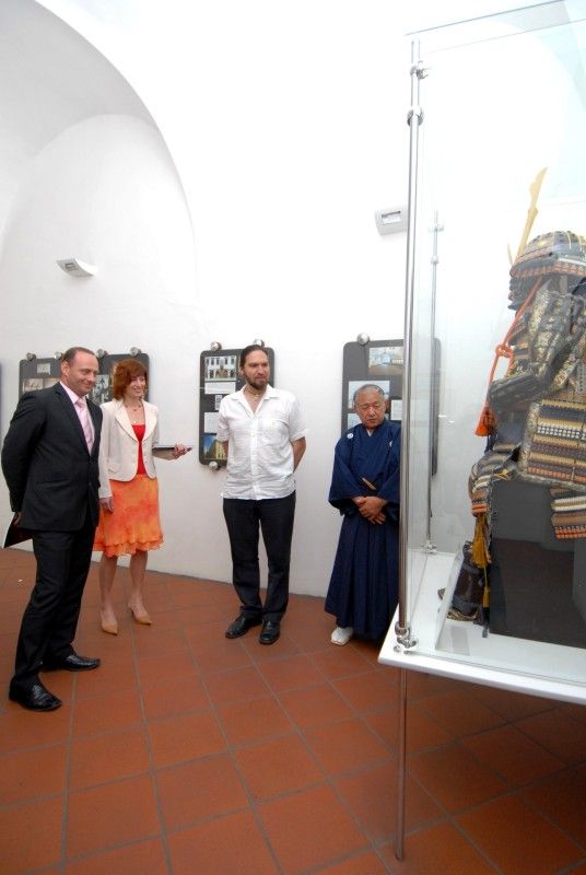 Kopie samurajské výstroje ze 16. století nejvíce zaujala při návštěvě radnice (25.5.2011) japonského učitele bojových umění Kinji Nakagawu. Do Plzně přijel na pozvání plzeňského klubu karate Nagai – Michi. Před prohlídkou vzácného exponátu, kterým Plzeň obdarovalo japonské partnerské město Takasaki, se Kinji Nakagawu sešel s městským radním Robertem Houdkem.

Mistr Kinji Nakagawa, odborník na japonské meče žije v Kumamotu na jihu Japonska a mottem jeho školy je „nuku soku za“, což znamená tasení a rychlý sek. V posledních letech pořádá semináře svého stylu v rámci Evropy, obzvláště v Británii a Francii. Do České republiky jezdí již několik let.