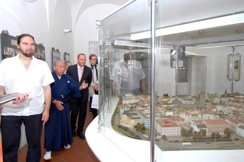 Kopie samurajské výstroje ze 16. století nejvíce zaujala při návštěvě radnice (25.5.2011) japonského učitele bojových umění Kinji Nakagawu. Do Plzně přijel na pozvání plzeňského klubu karate Nagai – Michi. Před prohlídkou vzácného exponátu, kterým Plzeň obdarovalo japonské partnerské město Takasaki, se Kinji Nakagawu sešel s městským radním Robertem Houdkem.

Mistr Kinji Nakagawa, odborník na japonské meče žije v Kumamotu na jihu Japonska a mottem jeho školy je „nuku soku za“, což znamená tasení a rychlý sek. V posledních letech pořádá semináře svého stylu v rámci Evropy, obzvláště v Británii a Francii. Do České republiky jezdí již několik let.