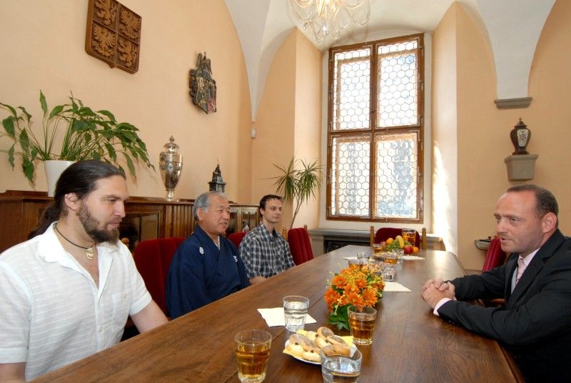 Kopie samurajské výstroje ze 16. století nejvíce zaujala při návštěvě radnice (25.5.2011) japonského učitele bojových umění Kinji Nakagawu. Do Plzně přijel na pozvání plzeňského klubu karate Nagai – Michi. Před prohlídkou vzácného exponátu, kterým Plzeň obdarovalo japonské partnerské město Takasaki, se Kinji Nakagawu sešel s městským radním Robertem Houdkem.

Mistr Kinji Nakagawa, odborník na japonské meče žije v Kumamotu na jihu Japonska a mottem jeho školy je „nuku soku za“, což znamená tasení a rychlý sek. V posledních letech pořádá semináře svého stylu v rámci Evropy, obzvláště v Británii a Francii. Do České republiky jezdí již několik let.