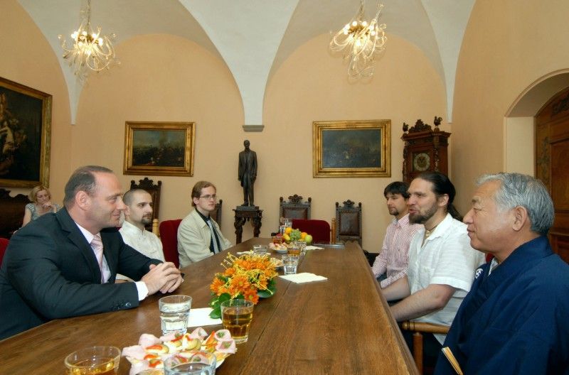 Kopie samurajské výstroje ze 16. století nejvíce zaujala při návštěvě radnice (25.5.2011) japonského učitele bojových umění Kinji Nakagawu. Do Plzně přijel na pozvání plzeňského klubu karate Nagai – Michi. Před prohlídkou vzácného exponátu, kterým Plzeň obdarovalo japonské partnerské město Takasaki, se Kinji Nakagawu sešel s městským radním Robertem Houdkem.

Mistr Kinji Nakagawa, odborník na japonské meče žije v Kumamotu na jihu Japonska a mottem jeho školy je „nuku soku za“, což znamená tasení a rychlý sek. V posledních letech pořádá semináře svého stylu v rámci Evropy, obzvláště v Británii a Francii. Do České republiky jezdí již několik let.