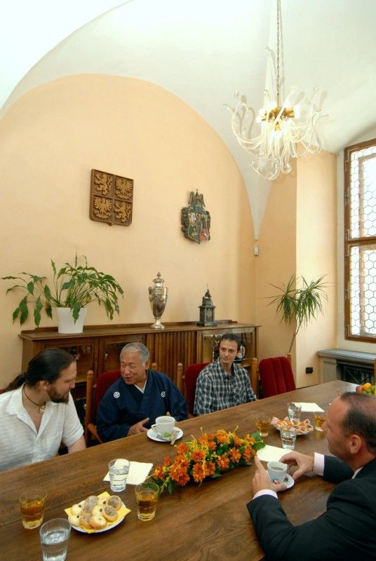 Kopie samurajské výstroje ze 16. století nejvíce zaujala při návštěvě radnice (25.5.2011) japonského učitele bojových umění Kinji Nakagawu. Do Plzně přijel na pozvání plzeňského klubu karate Nagai – Michi. Před prohlídkou vzácného exponátu, kterým Plzeň obdarovalo japonské partnerské město Takasaki, se Kinji Nakagawu sešel s městským radním Robertem Houdkem.

Mistr Kinji Nakagawa, odborník na japonské meče žije v Kumamotu na jihu Japonska a mottem jeho školy je „nuku soku za“, což znamená tasení a rychlý sek. V posledních letech pořádá semináře svého stylu v rámci Evropy, obzvláště v Británii a Francii. Do České republiky jezdí již několik let.