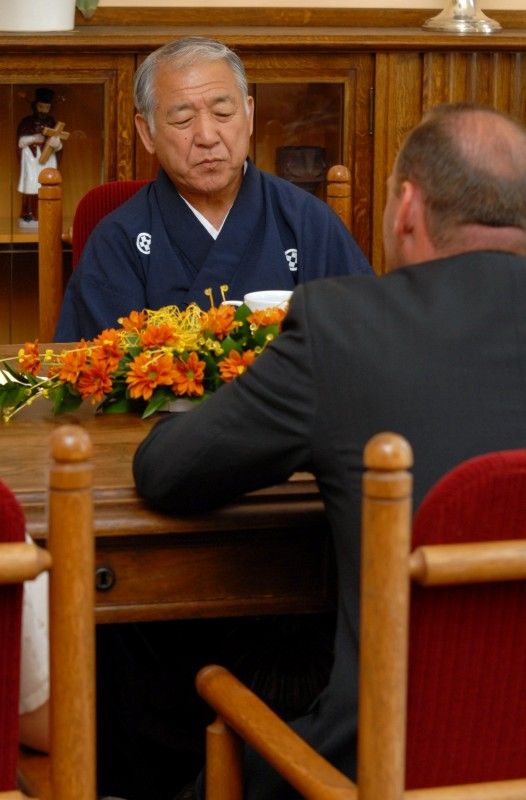 Kopie samurajské výstroje ze 16. století nejvíce zaujala při návštěvě radnice (25.5.2011) japonského učitele bojových umění Kinji Nakagawu. Do Plzně přijel na pozvání plzeňského klubu karate Nagai – Michi. Před prohlídkou vzácného exponátu, kterým Plzeň obdarovalo japonské partnerské město Takasaki, se Kinji Nakagawu sešel s městským radním Robertem Houdkem.

Mistr Kinji Nakagawa, odborník na japonské meče žije v Kumamotu na jihu Japonska a mottem jeho školy je „nuku soku za“, což znamená tasení a rychlý sek. V posledních letech pořádá semináře svého stylu v rámci Evropy, obzvláště v Británii a Francii. Do České republiky jezdí již několik let.